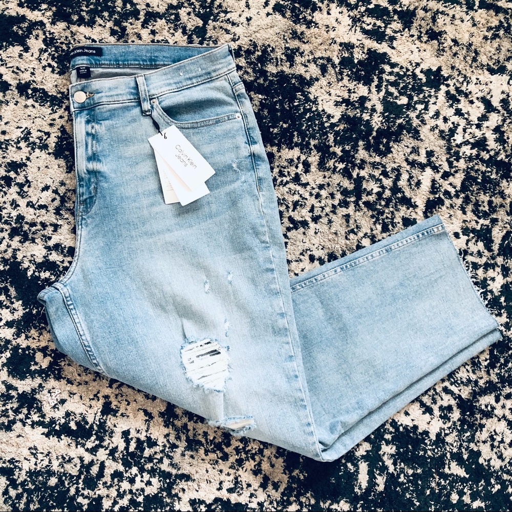 NWT Calvin Klein Distressed Light Wash Straight Leg Ankle Jeans